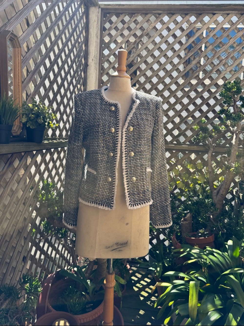 TAHARI. ASL Classic Black & White Tweed Double-Breasted Look Jacket.
Size 10.